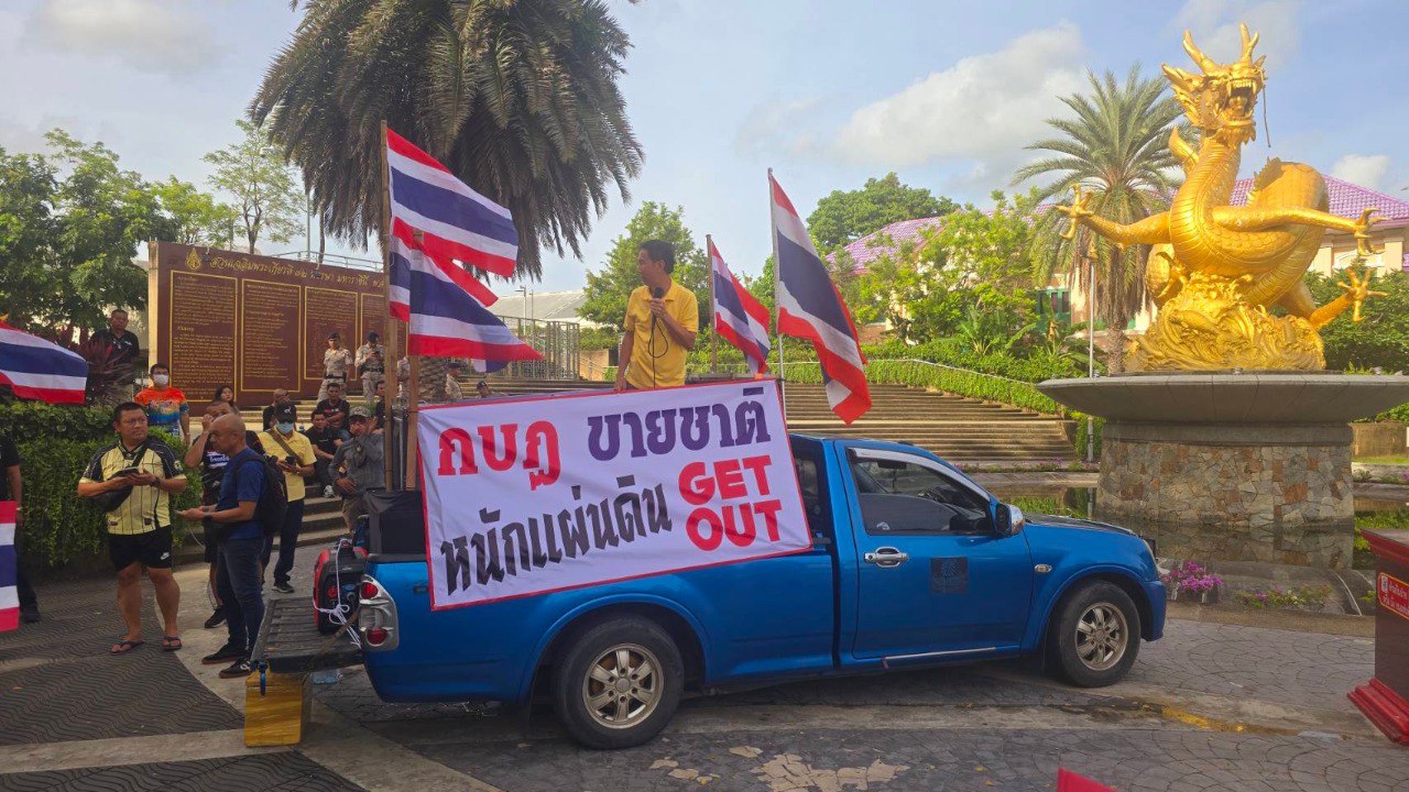 Митинг против премьера в Пхукете