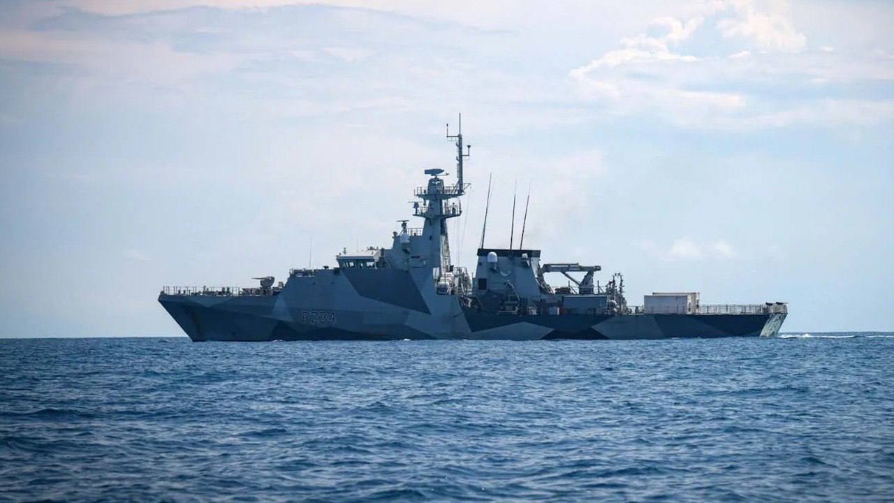 Британский военный корабль на Пхукете