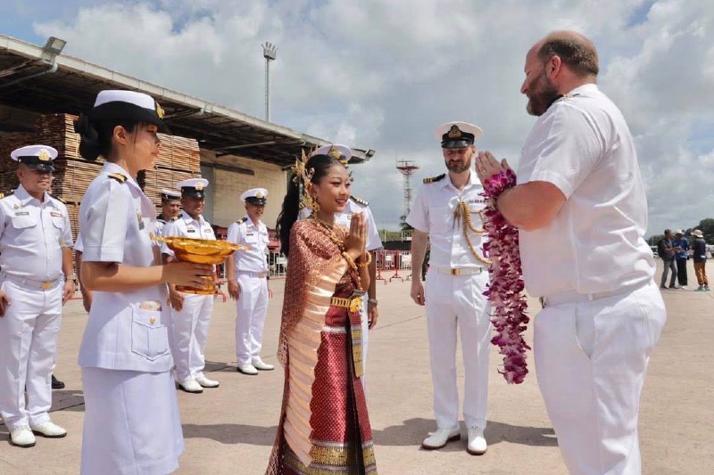Британский военный корабль на Пхукете