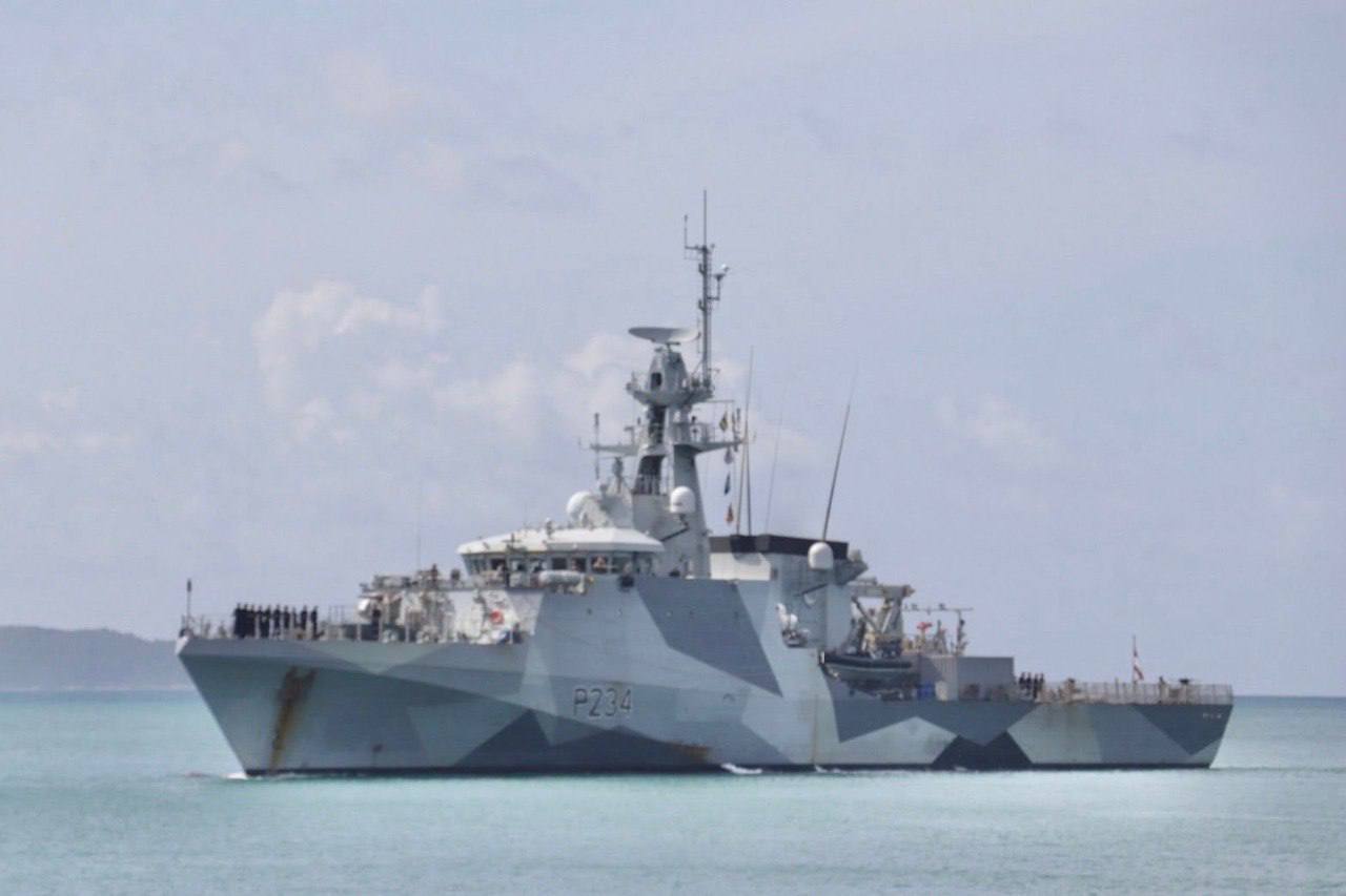 Британский военный корабль на Пхукете