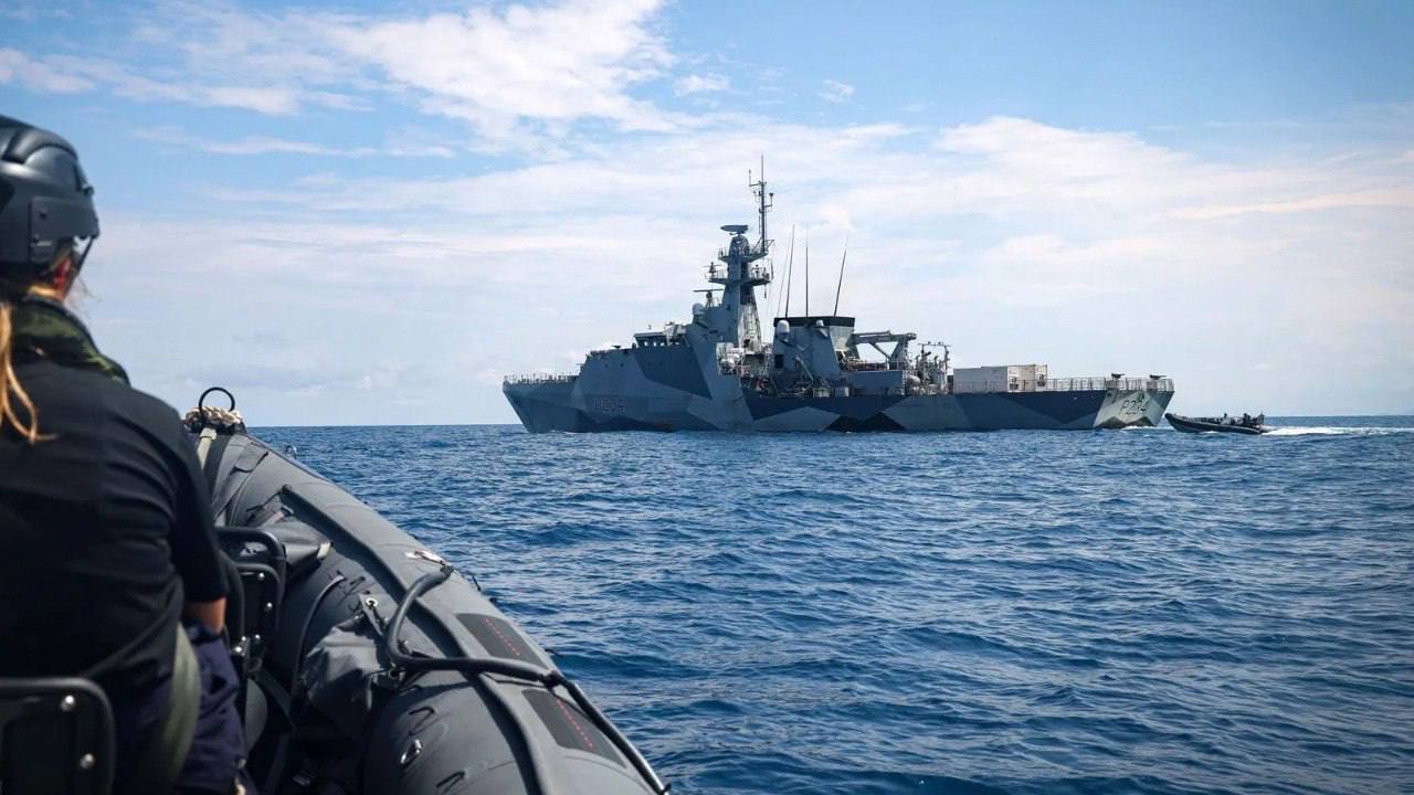 Британский военный корабль на Пхукете