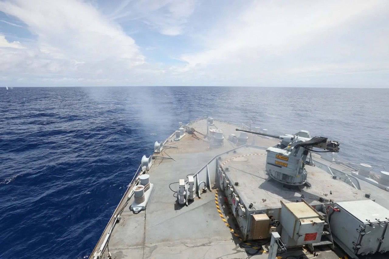 Британский военный корабль на Пхукете