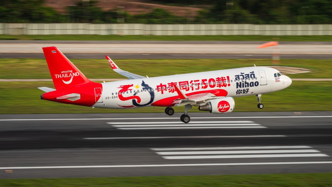 Запуск самолета тайско-китайской дружбы