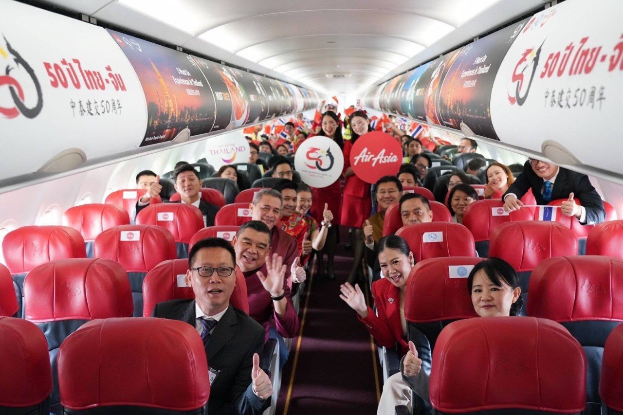 Запуск самолета тайско-китайской дружбы