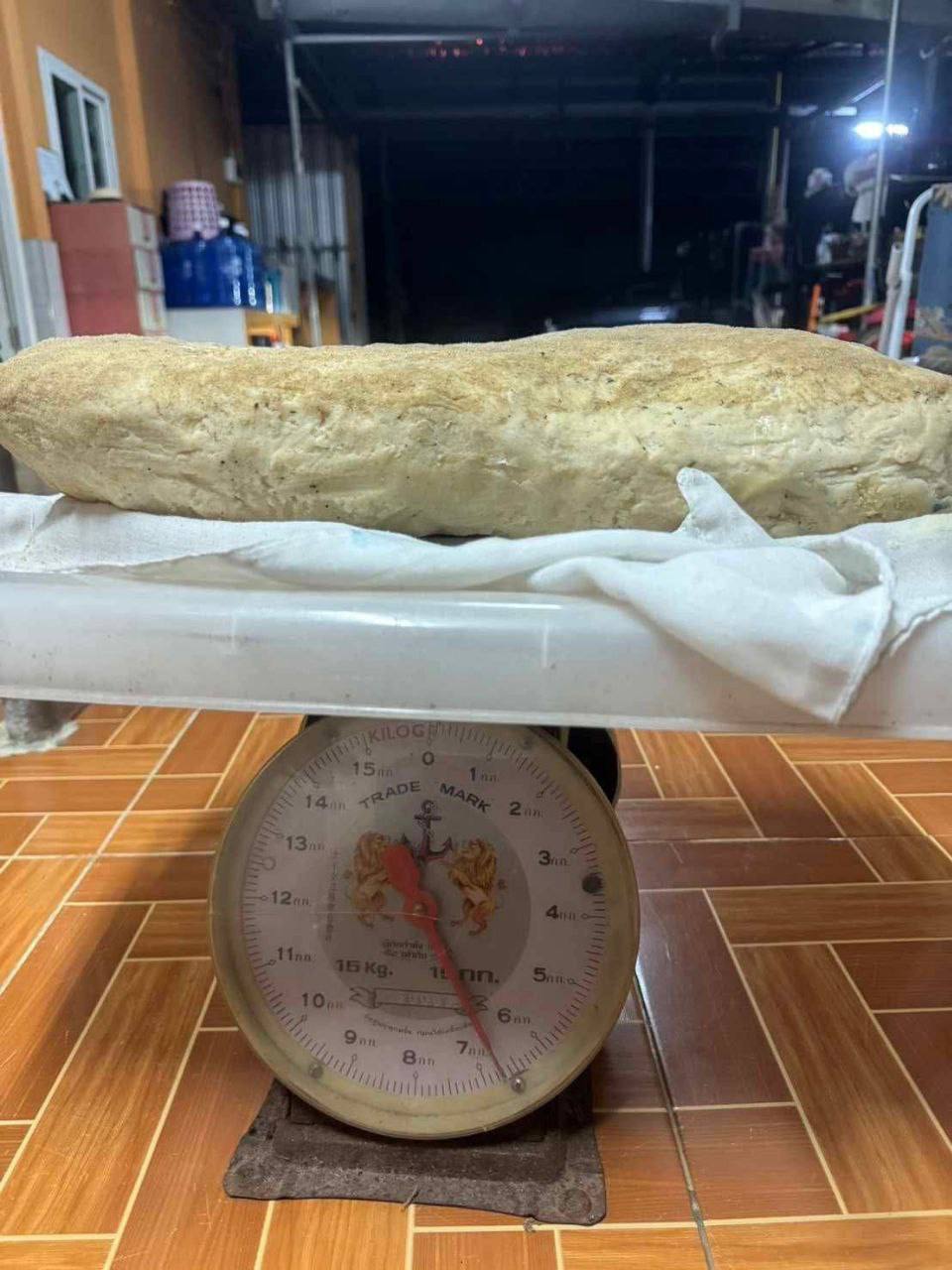 Редкая находка амбры на пляже Пхукета