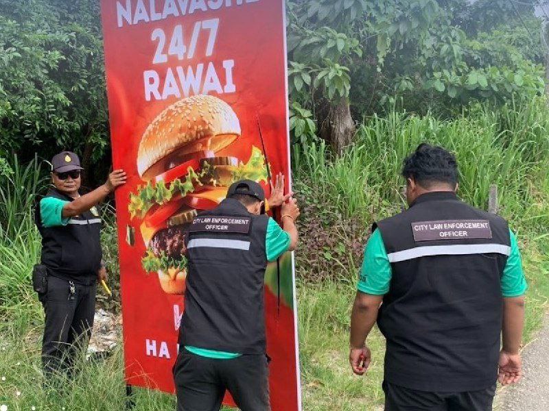 Демонтаж рекламы фастфуда на Пхукете