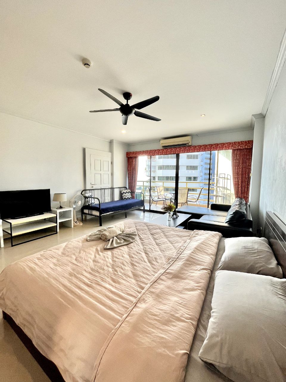 Аренда студии с видом на море