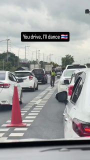 Танцующие полицейские на дорогах Таиланда
