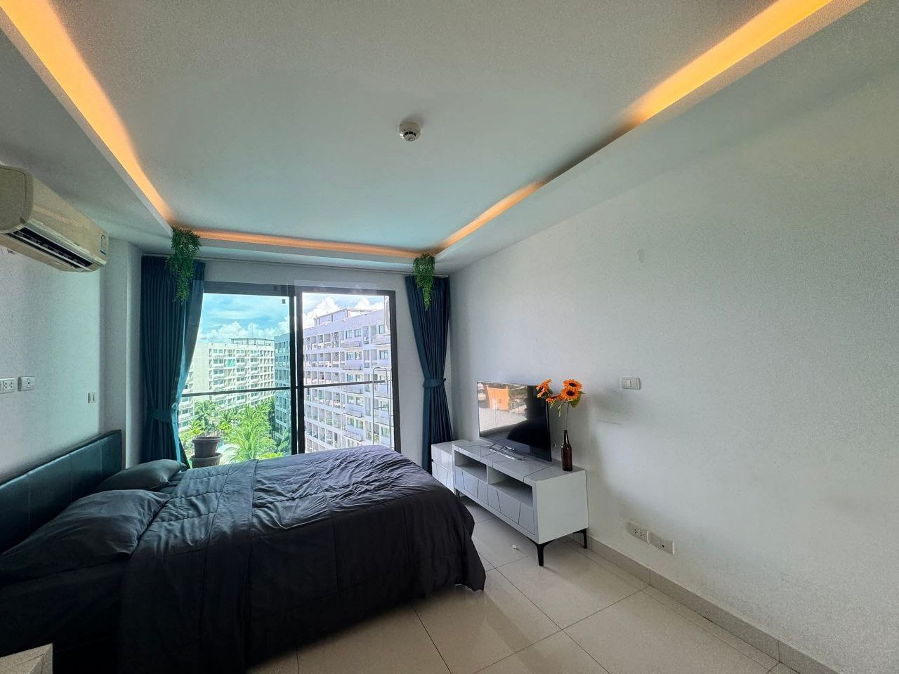 Продажа студии с видом на бассейн