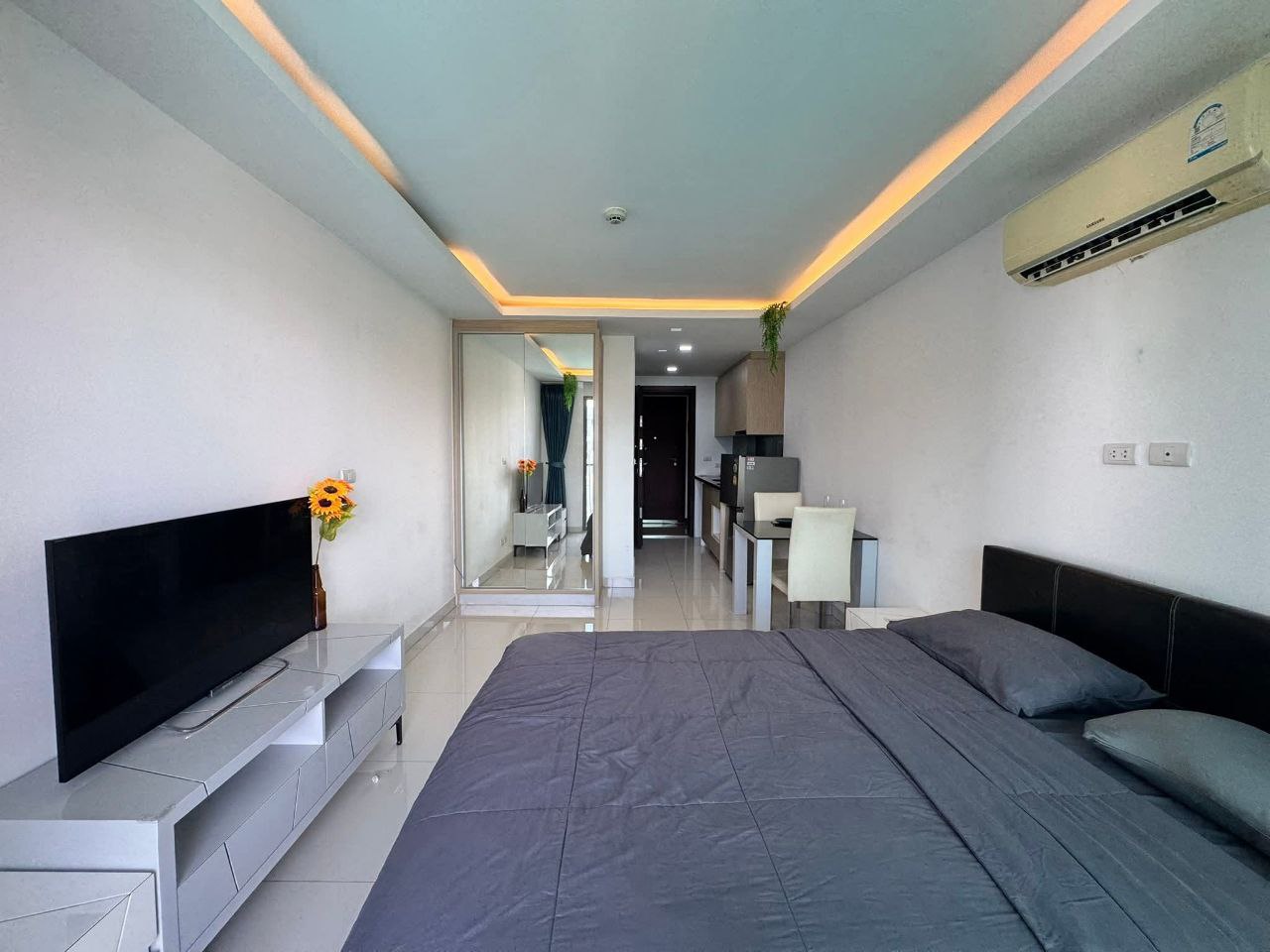 Продажа студии с видом на бассейн