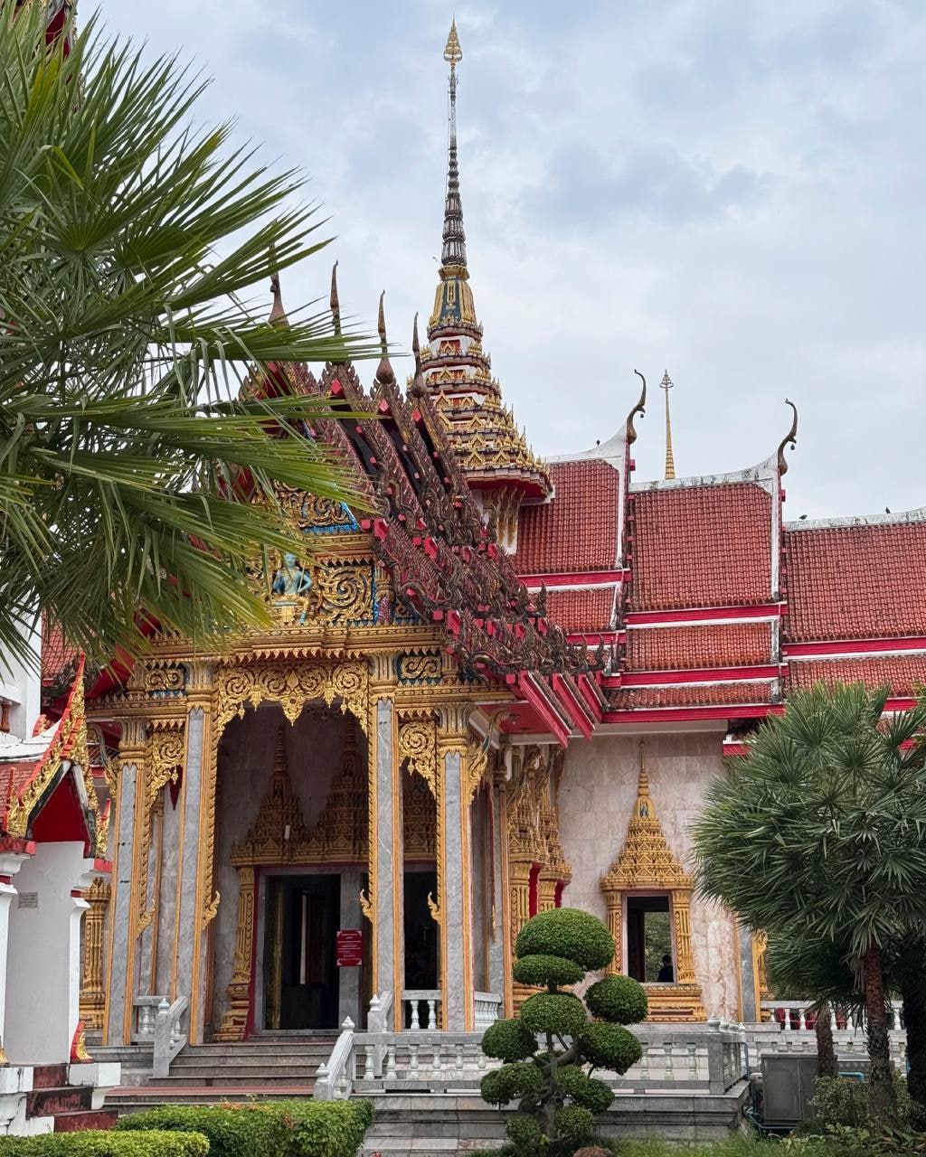 Известный храм Ват Чалонг на Пхукете