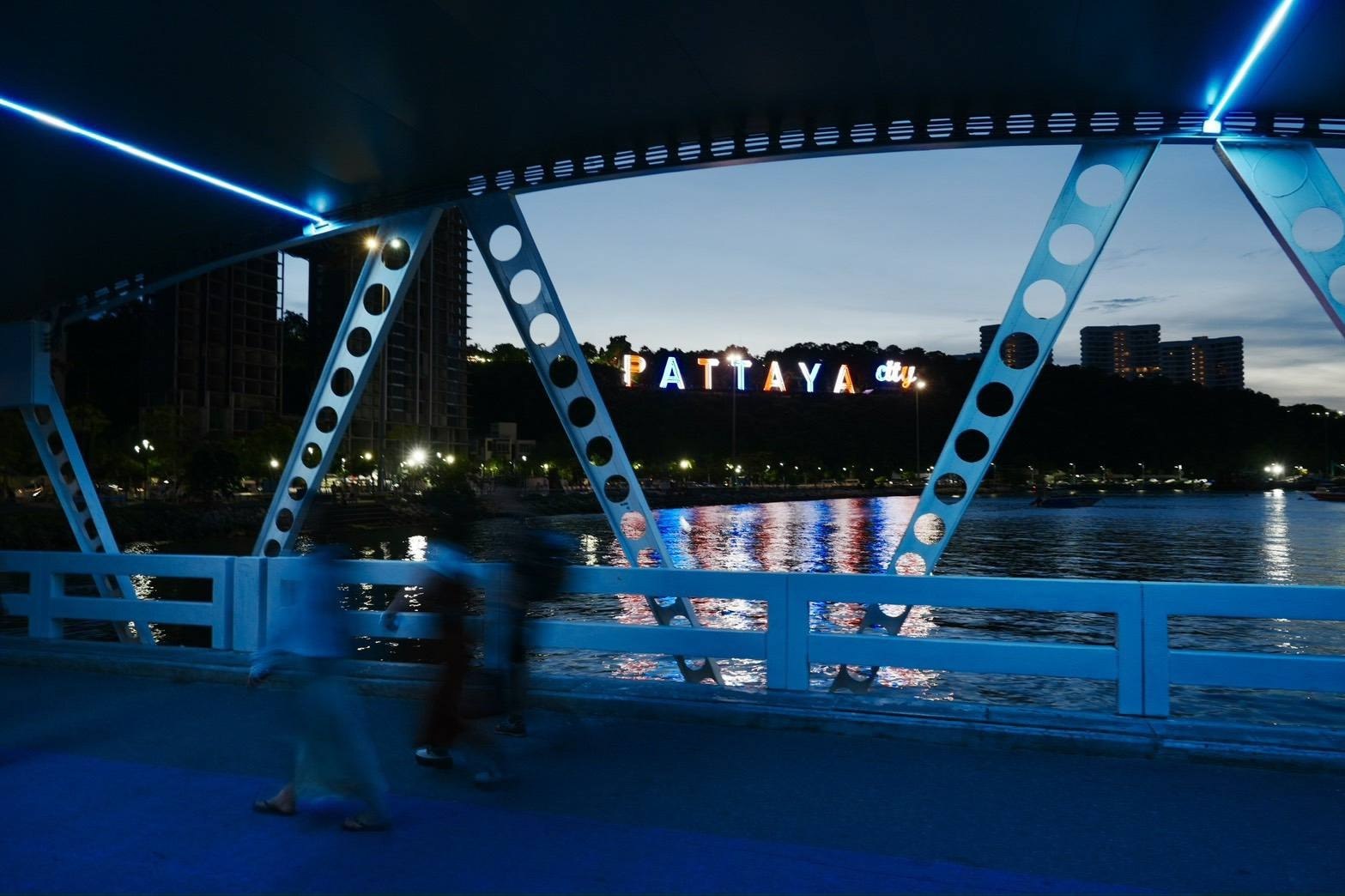 Новая система освещения на пирсе Бали Хай