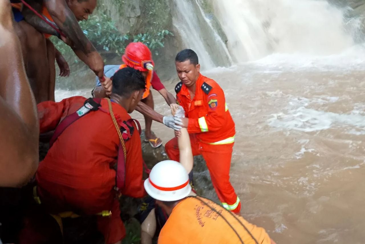 Турист выжил после падения с водопада