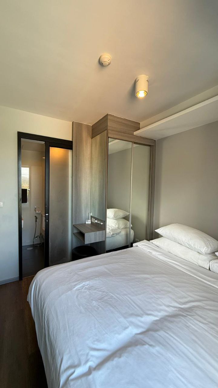 Современная студия с перегородкой