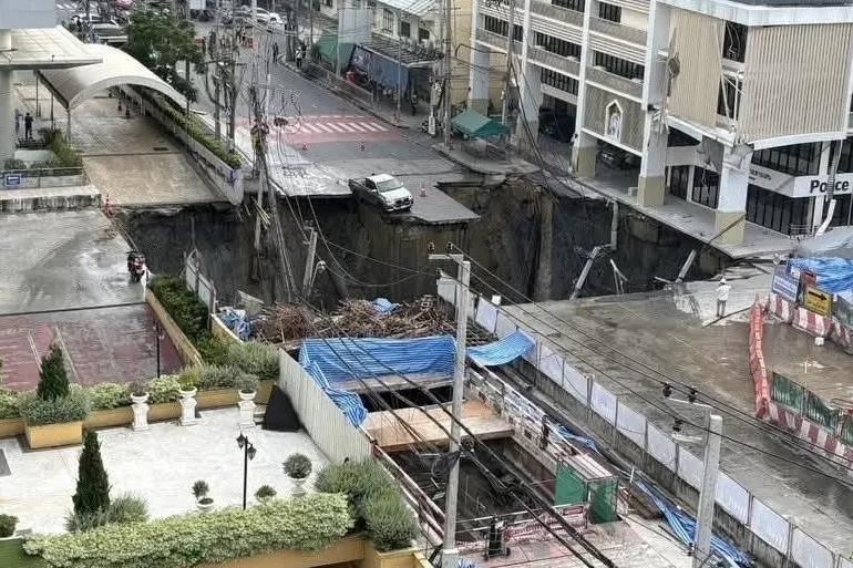 Огромный провал на дороге в Бангкоке