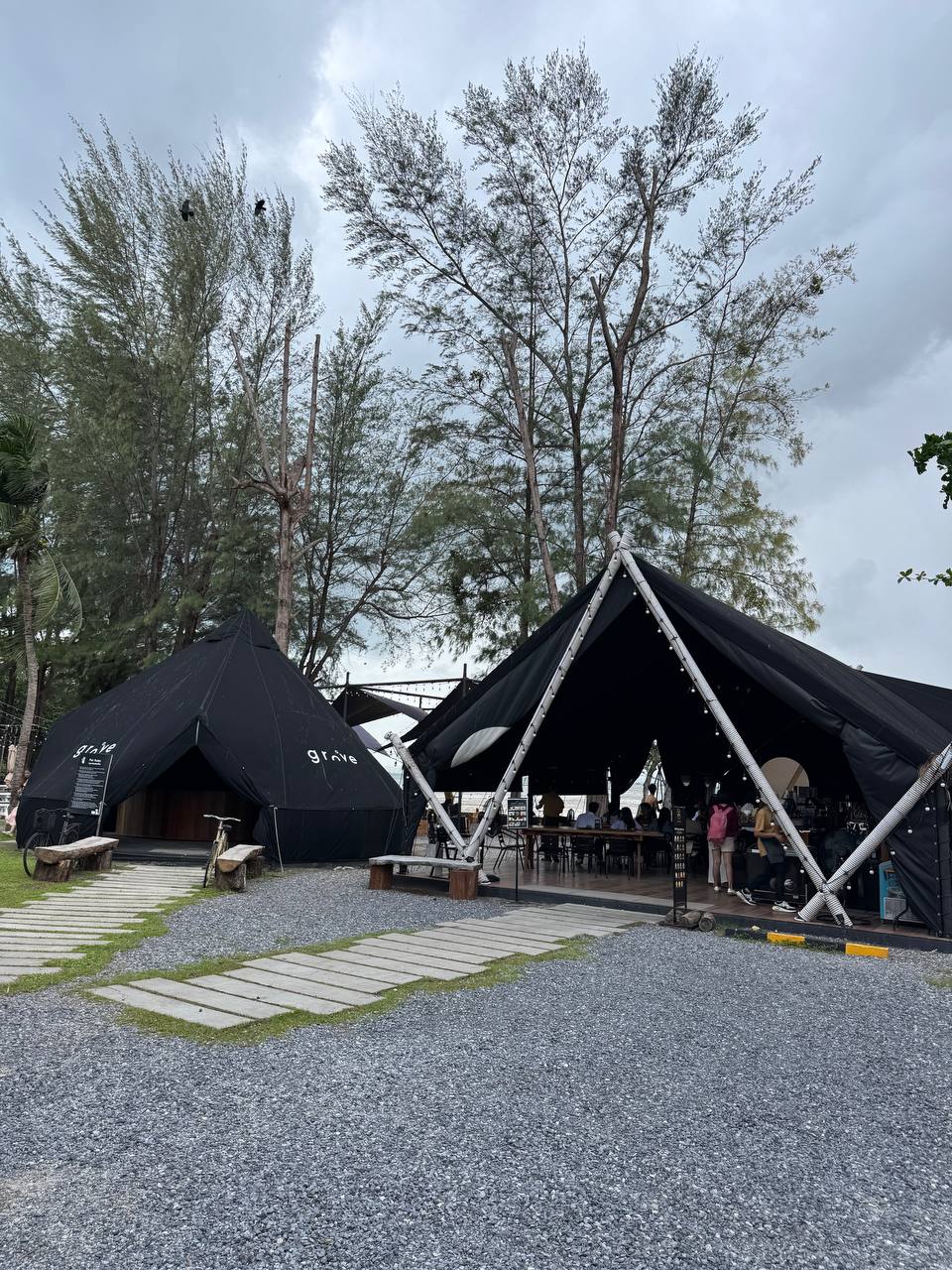 Атмосферное кафе на берегу