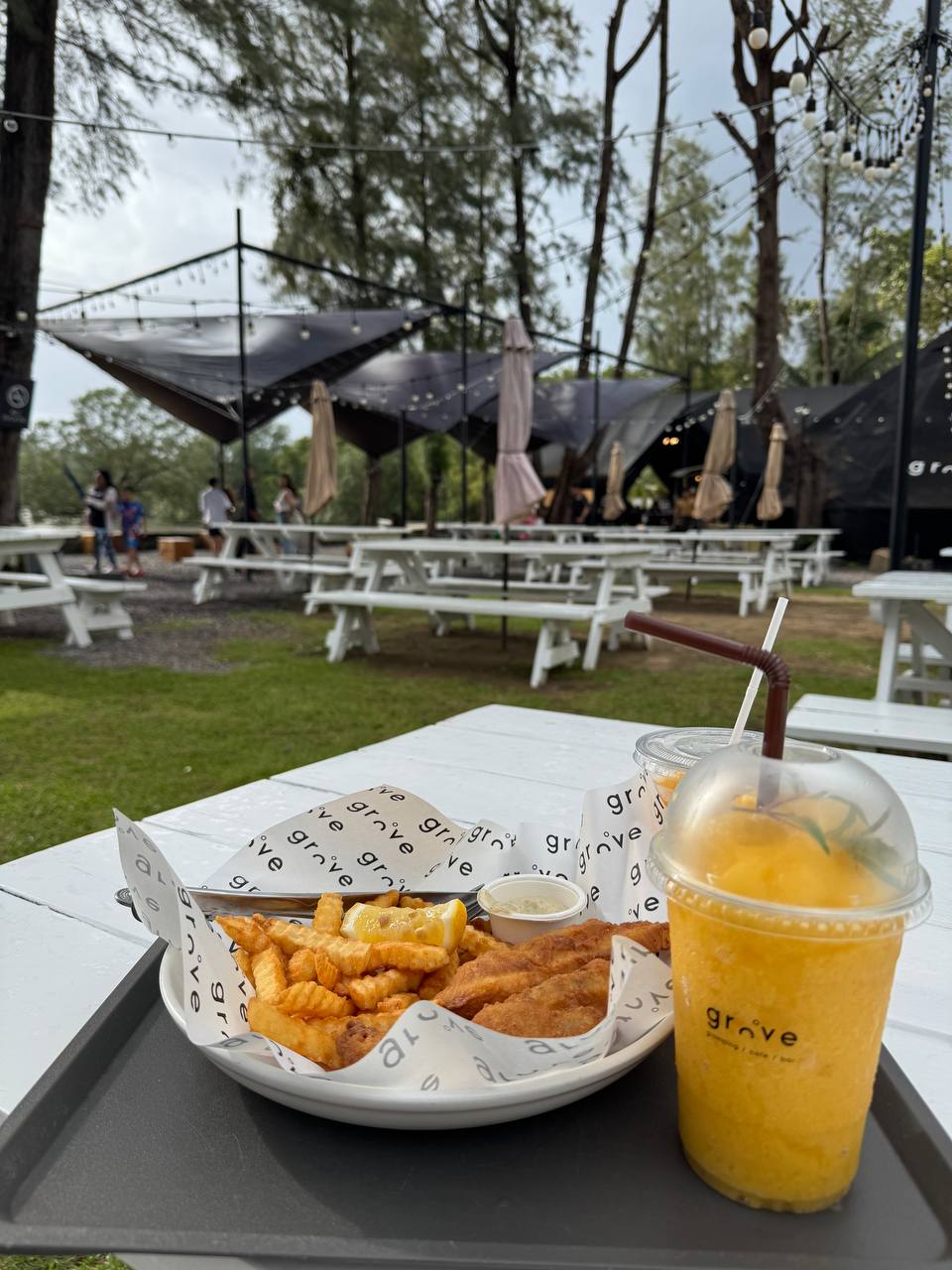 Атмосферное кафе на берегу