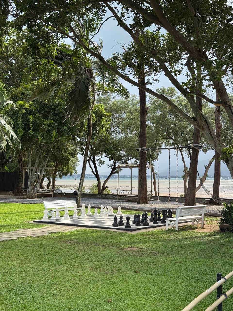 Атмосферное кафе на берегу