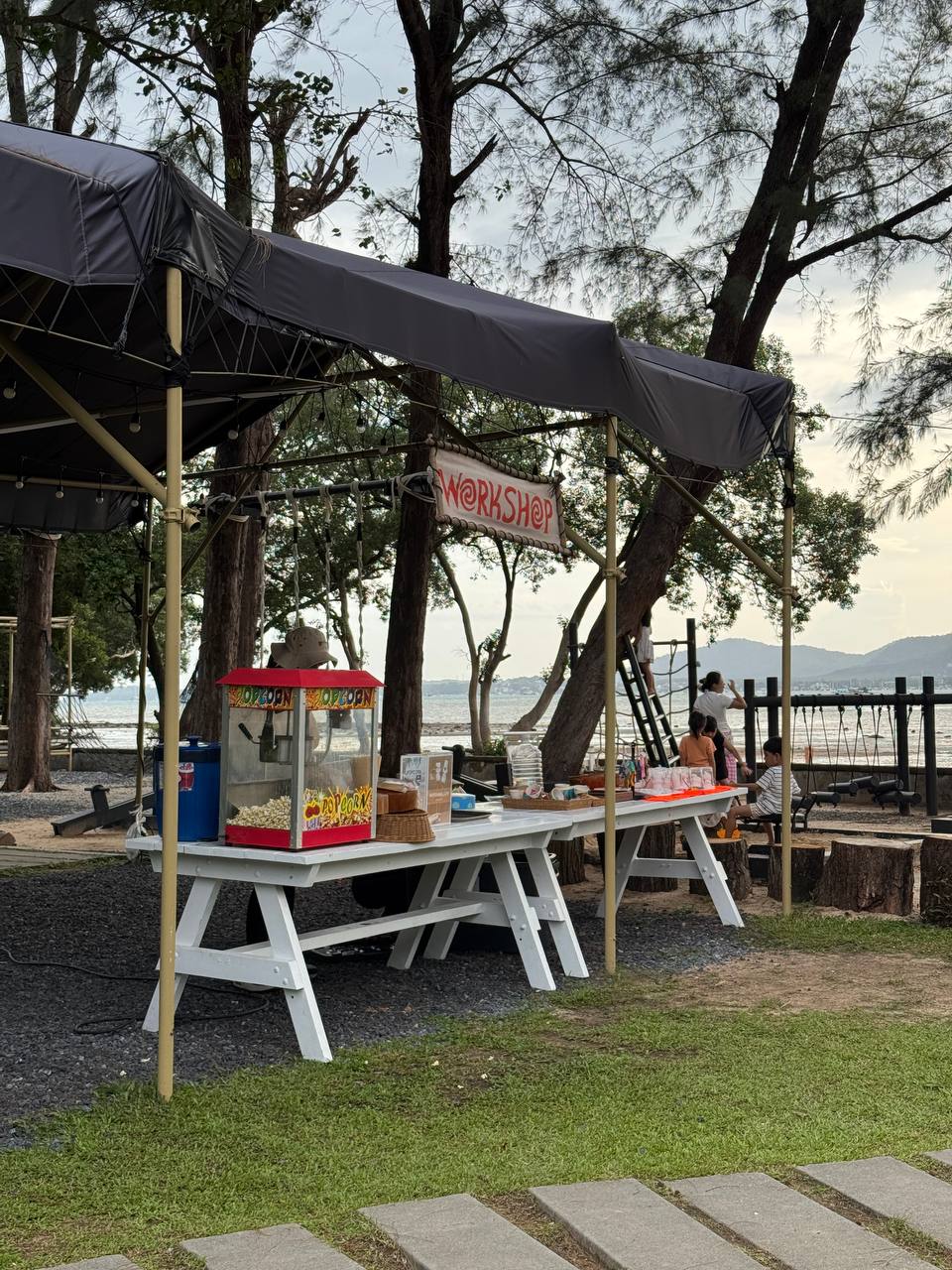 Атмосферное кафе на берегу