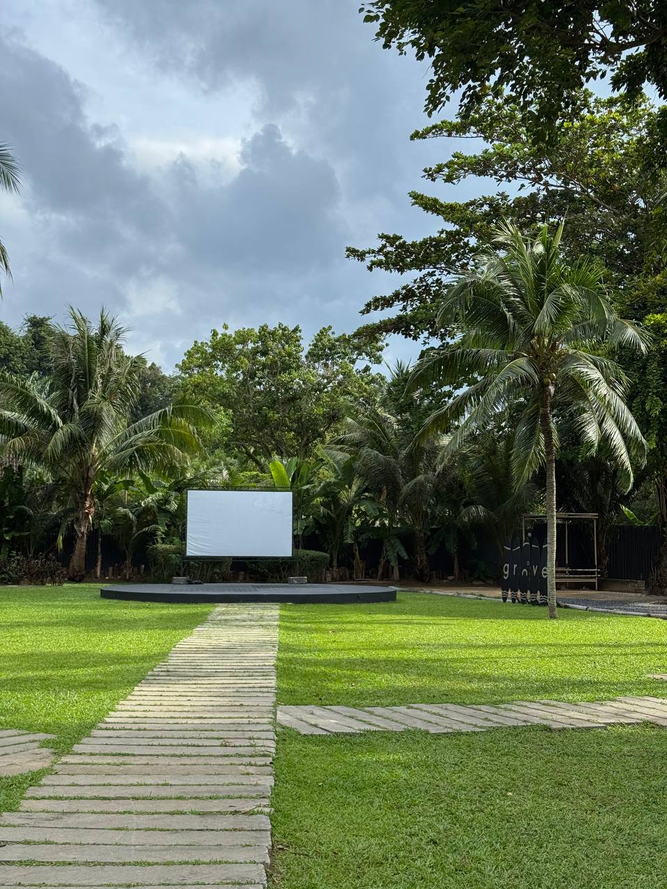 Атмосферное кафе на берегу