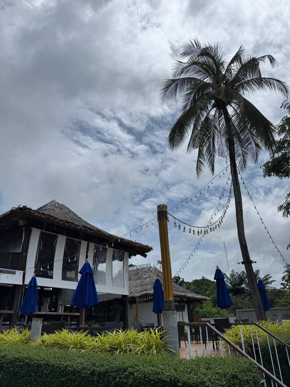 Ресторан на берегу моря с тайской кухней