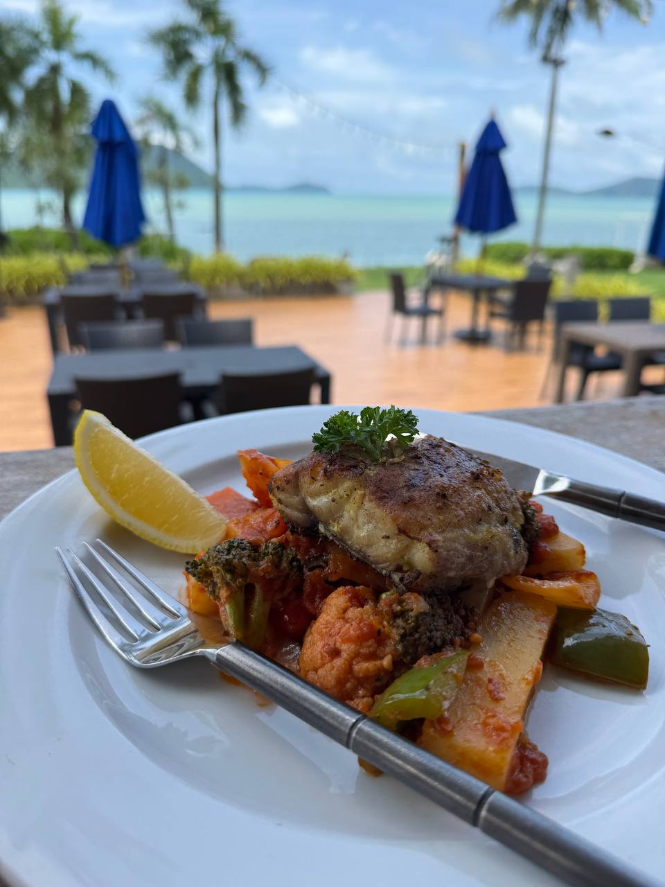 Ресторан на берегу моря с тайской кухней