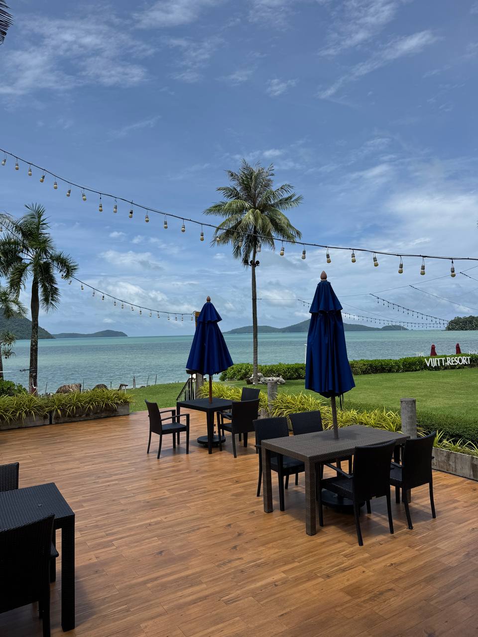 Ресторан на берегу моря с тайской кухней