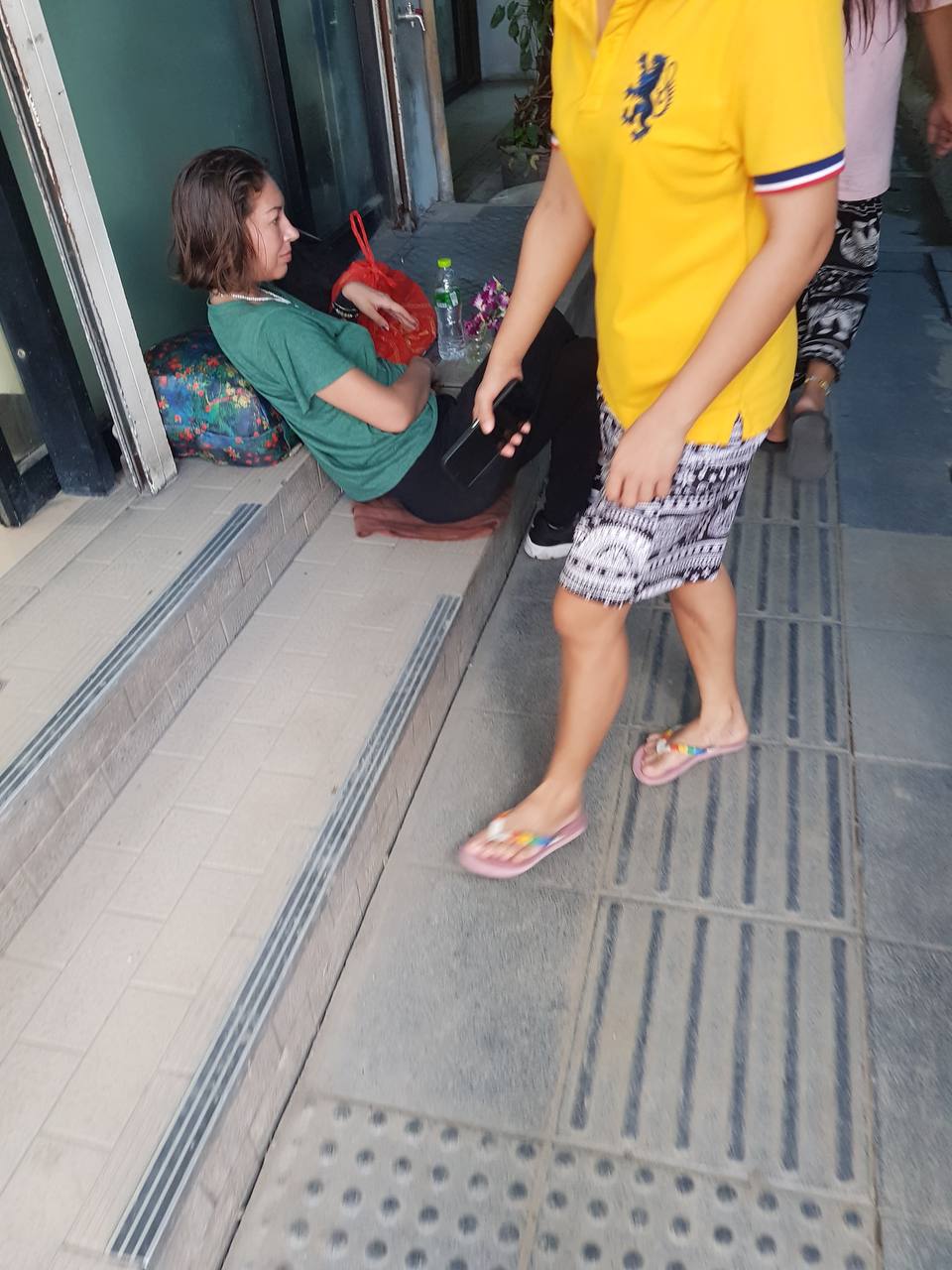 Неопознанная девушка на улице