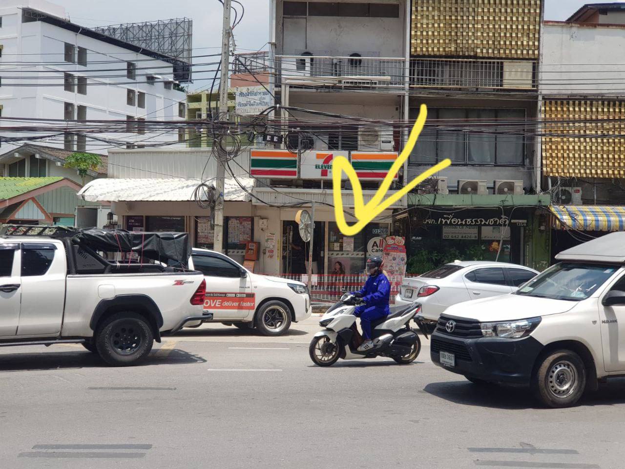 Неопознанная девушка на улице