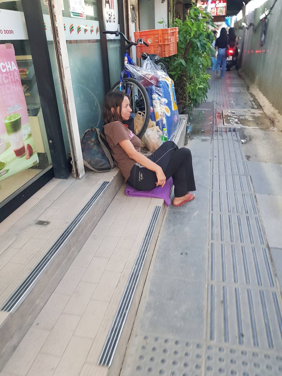 Неопознанная девушка на улице