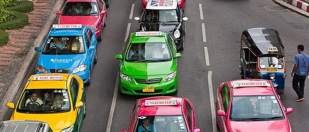 Разноцветные такси в Бангкоке