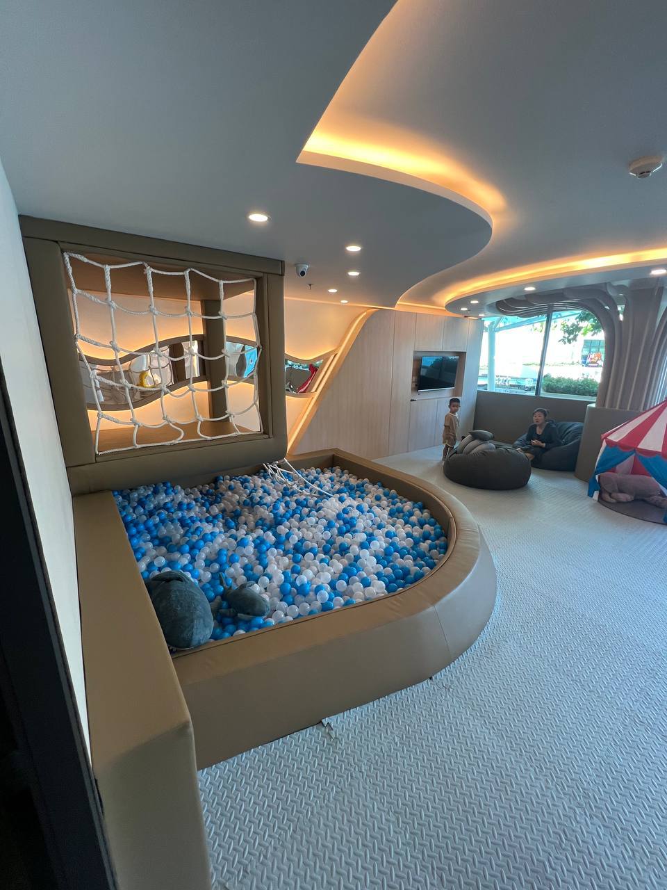 Отдых в кондо с бассейном и кафе