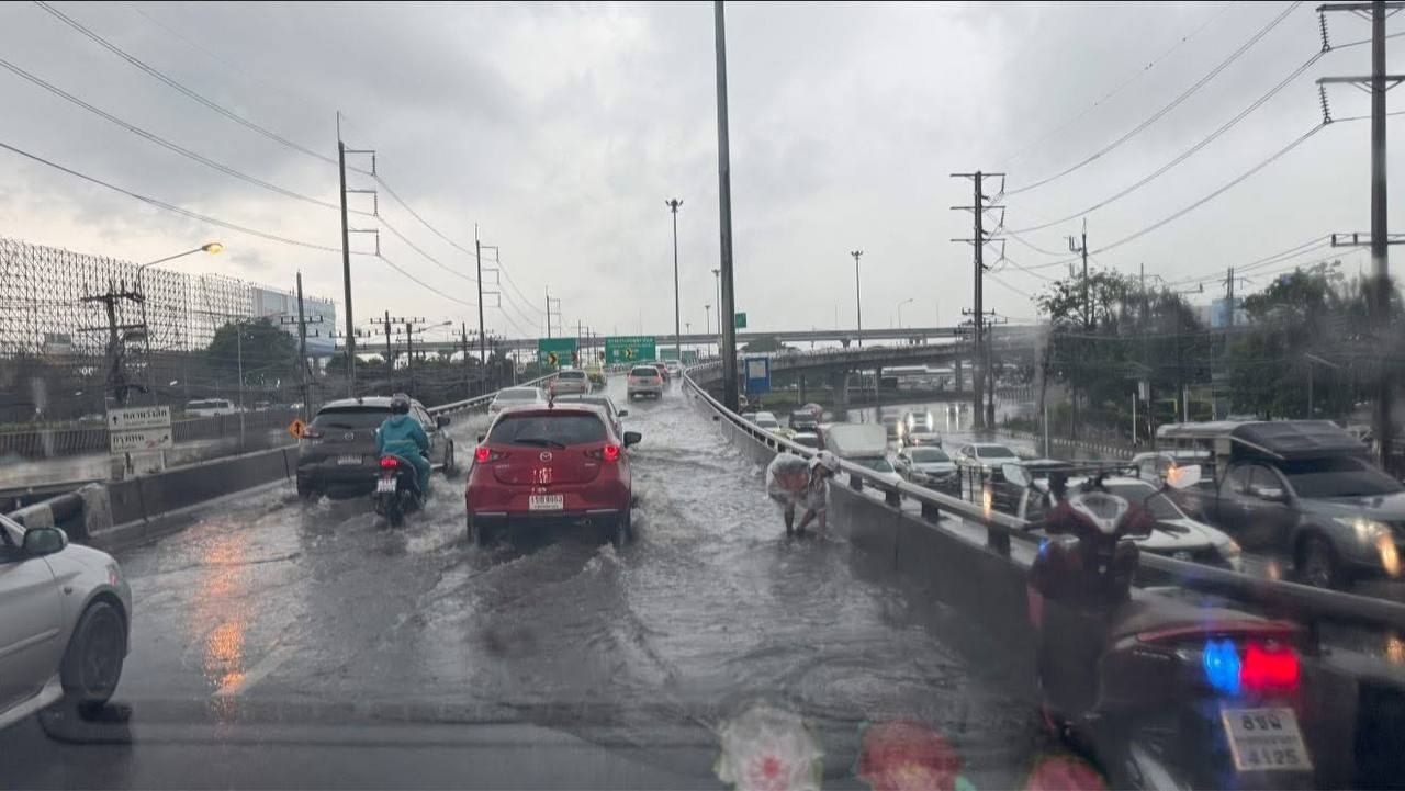 Тропический шторм затопил Бангкок