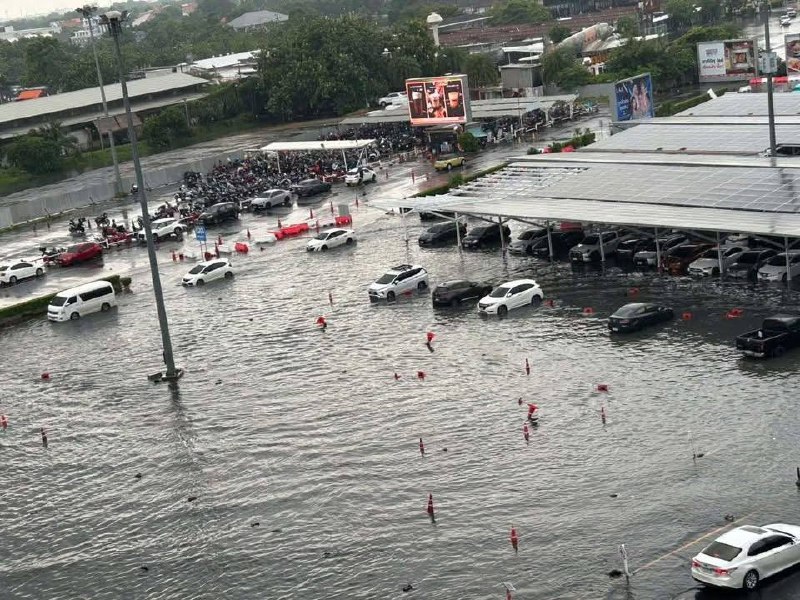 Тропический шторм затопил Бангкок
