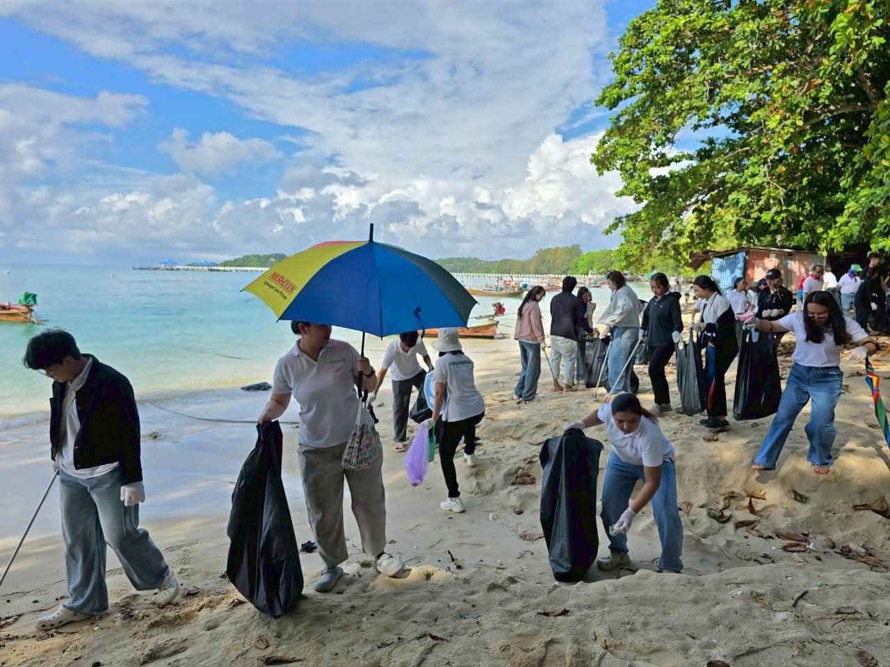 Уборка пляжа в Пхукете