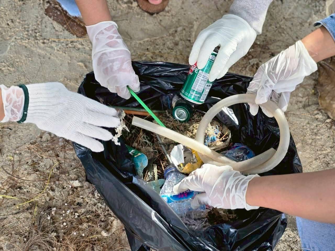 Уборка пляжа в Пхукете