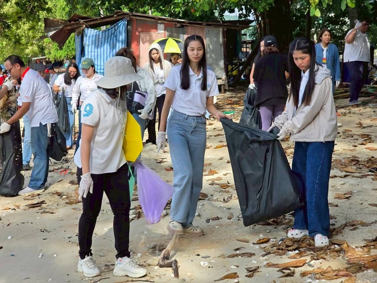 Уборка пляжа в Пхукете