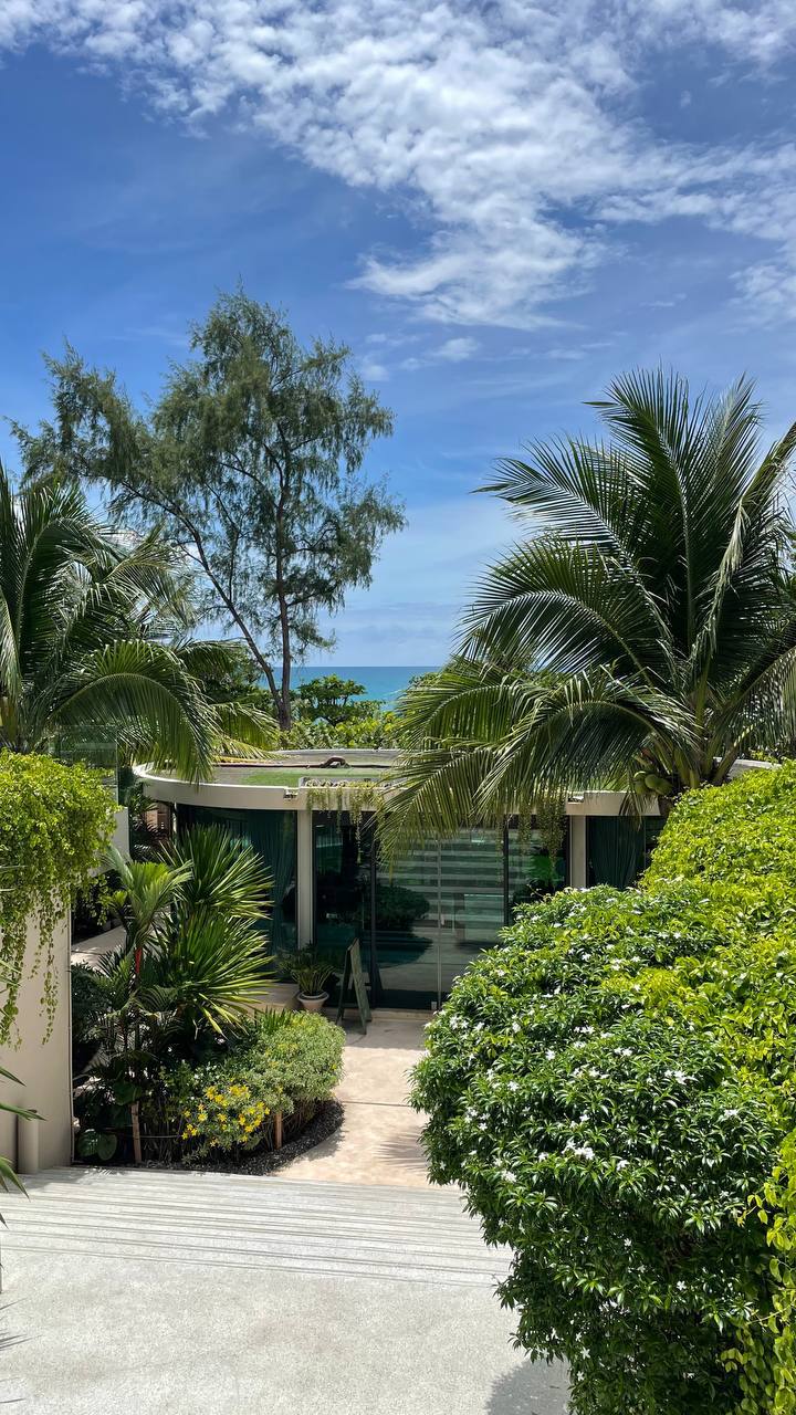 Прекрасное место у моря с кафе