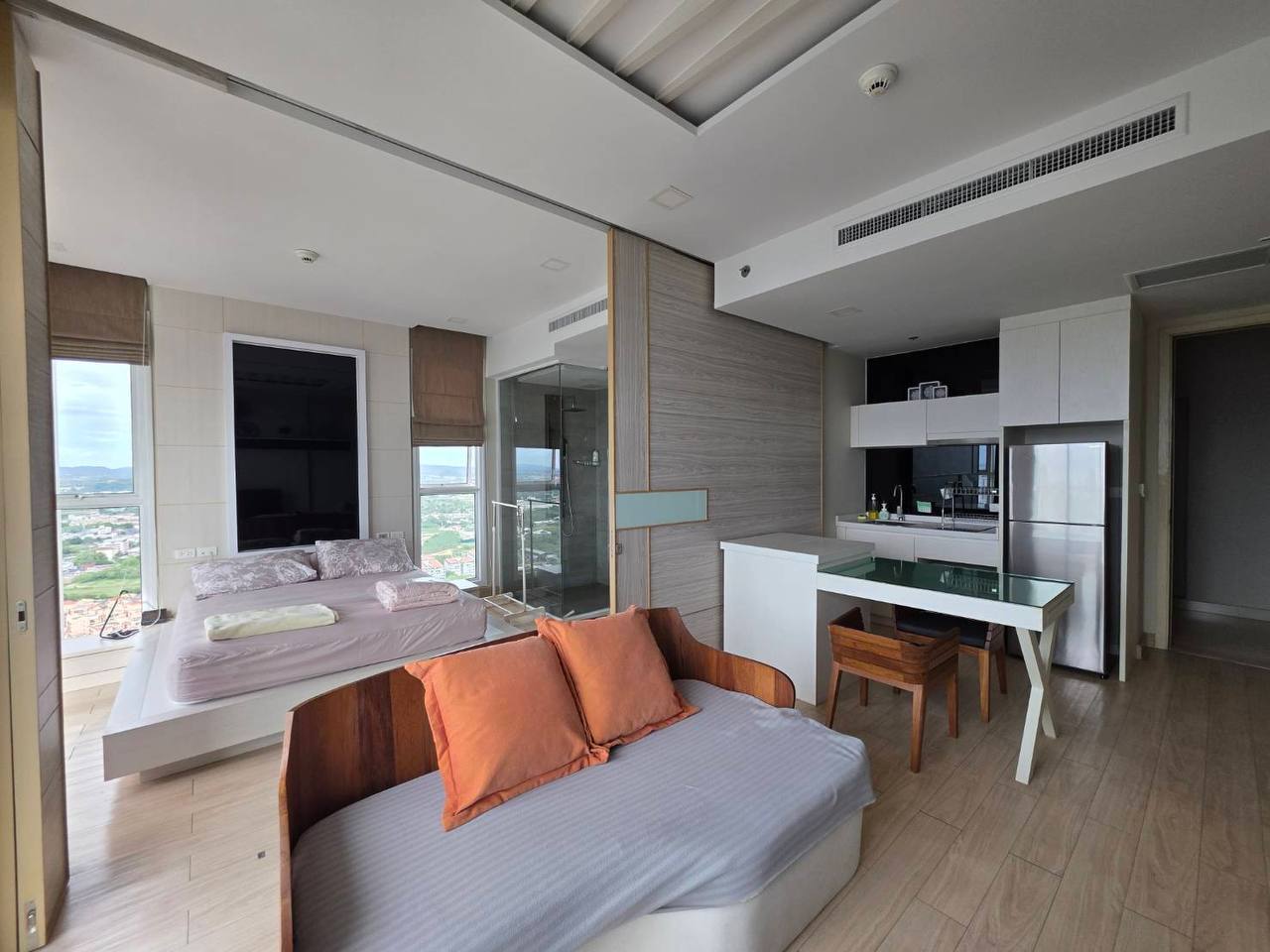 Современный кондоминиум на море