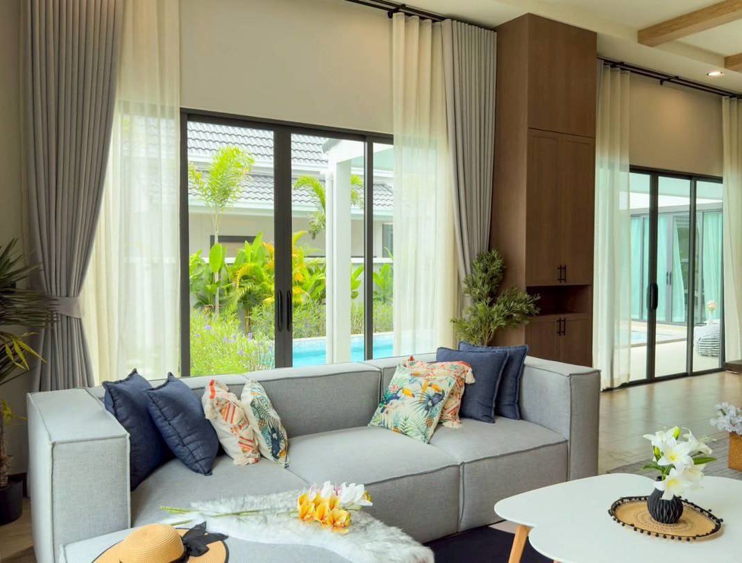 Современная вилла с бассейном у озера