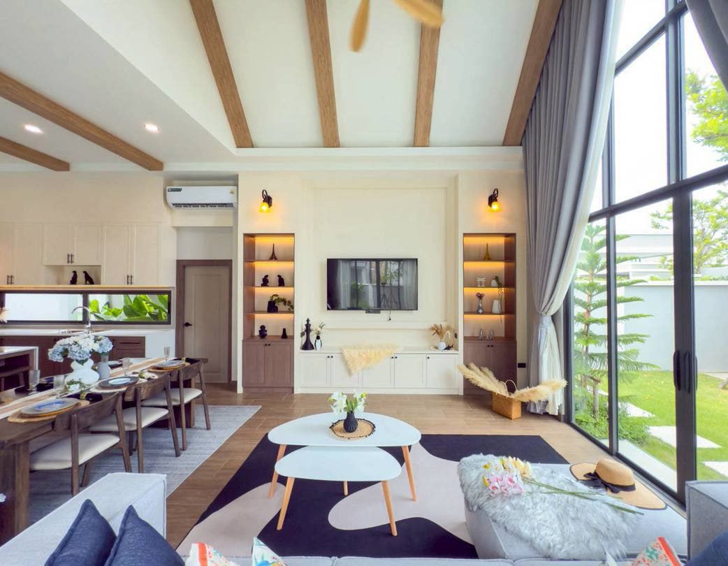 Современная вилла с бассейном у озера