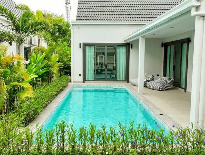 Современная вилла с бассейном у озера