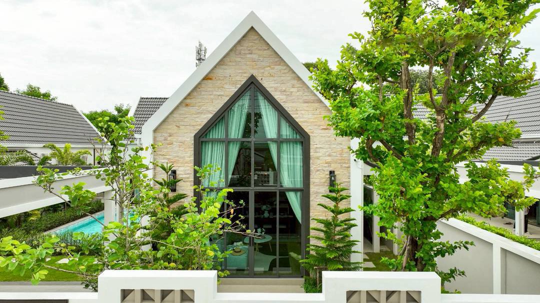 Современная вилла с бассейном у озера