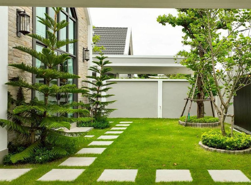 Современная вилла с бассейном у озера