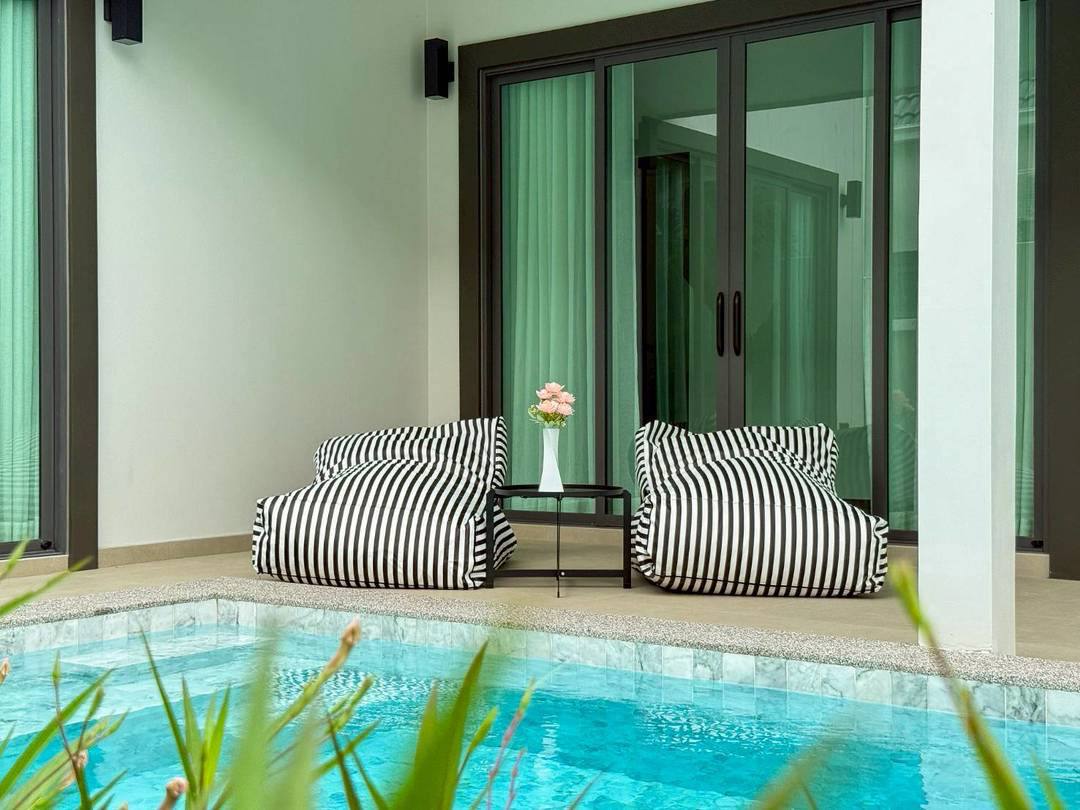 Современная вилла с бассейном у озера