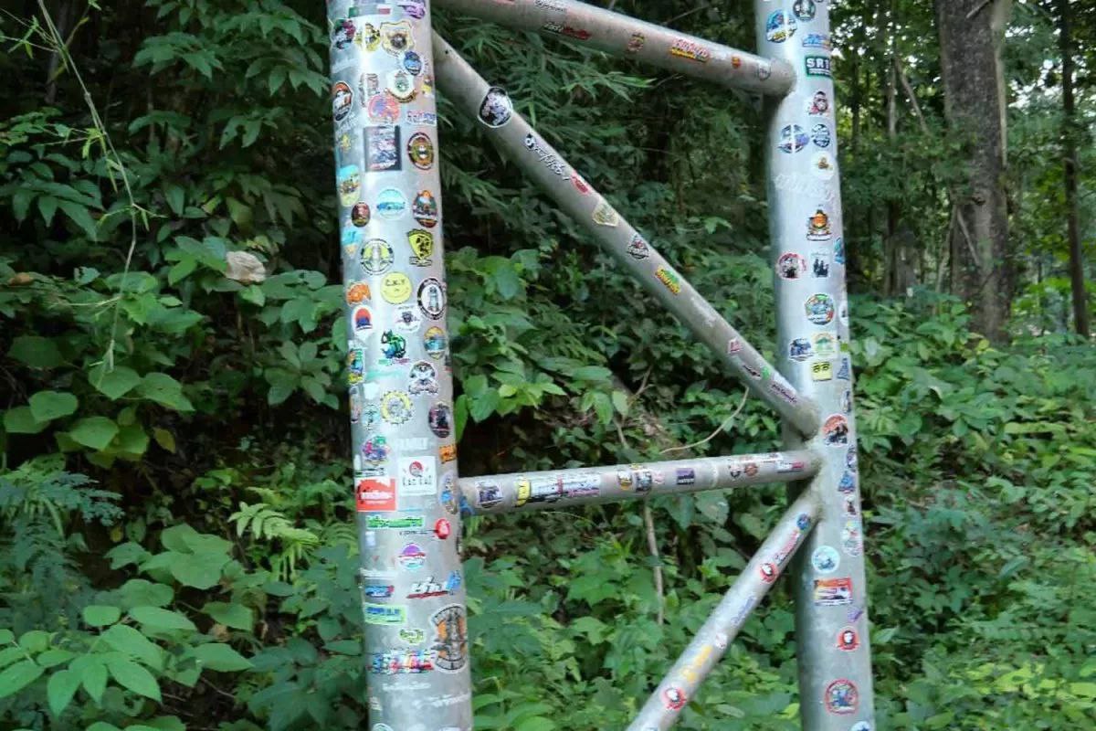 Запрет на стикеры на дорожном знаке