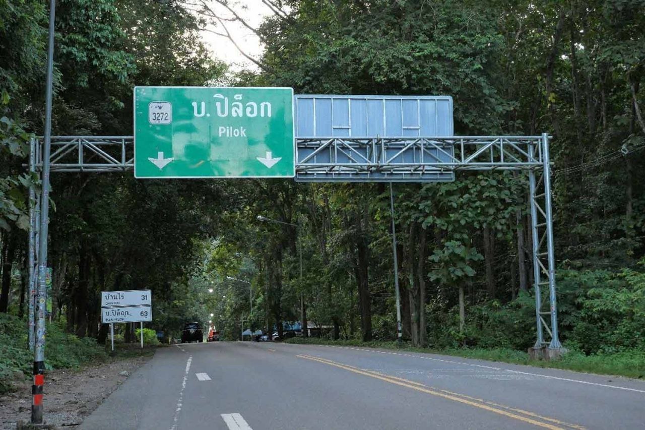 Запрет на стикеры на дорожных знаках в Таиланде