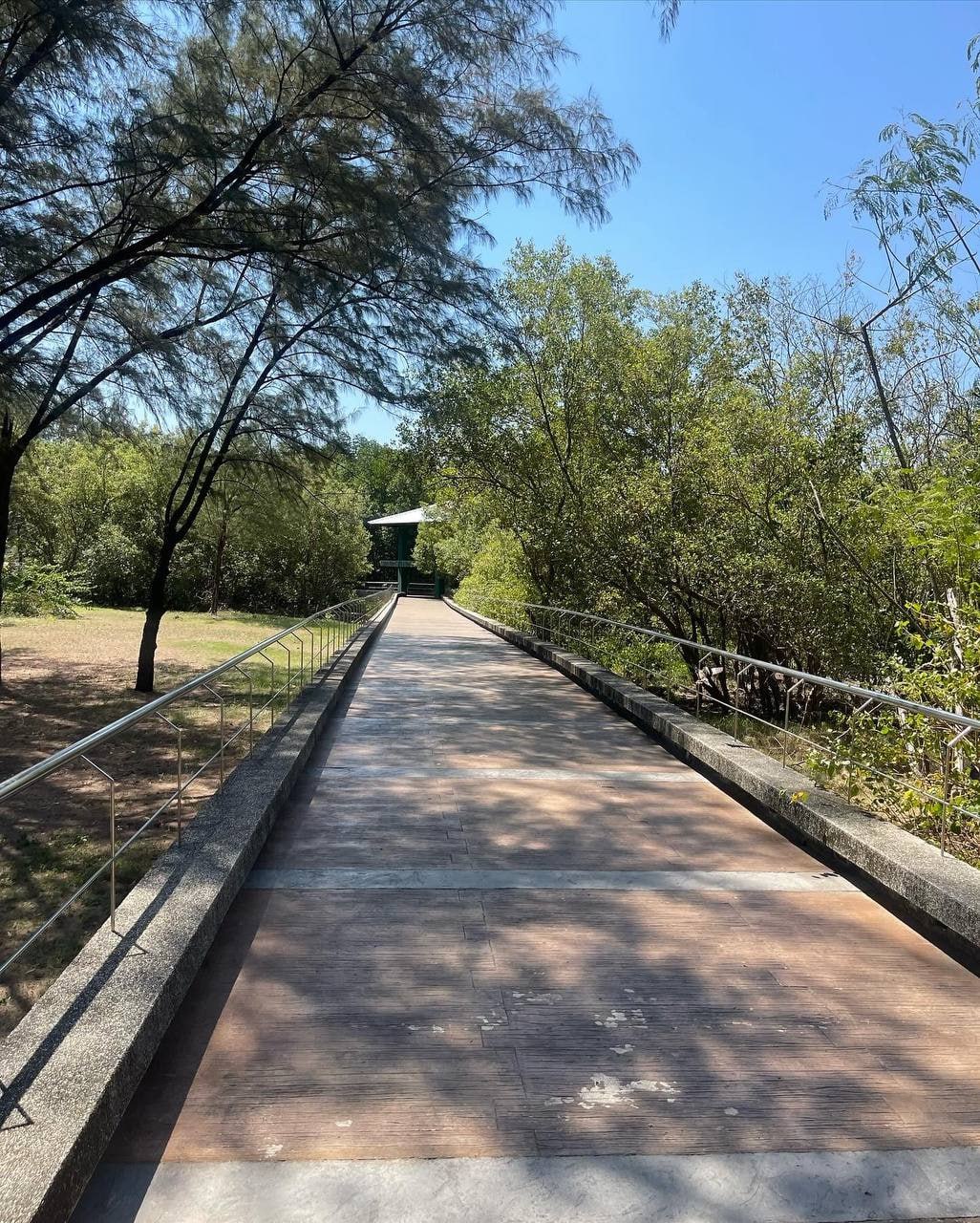 Прогулка по пешеходному мосту в Пхукете