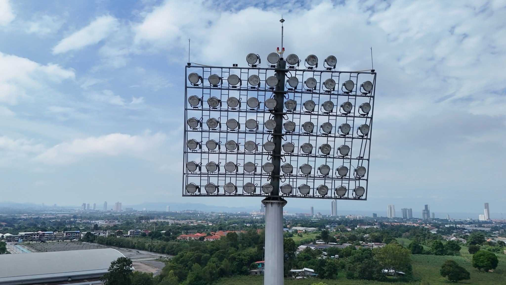 Мэр Паттайи проверяет строительство стадиона