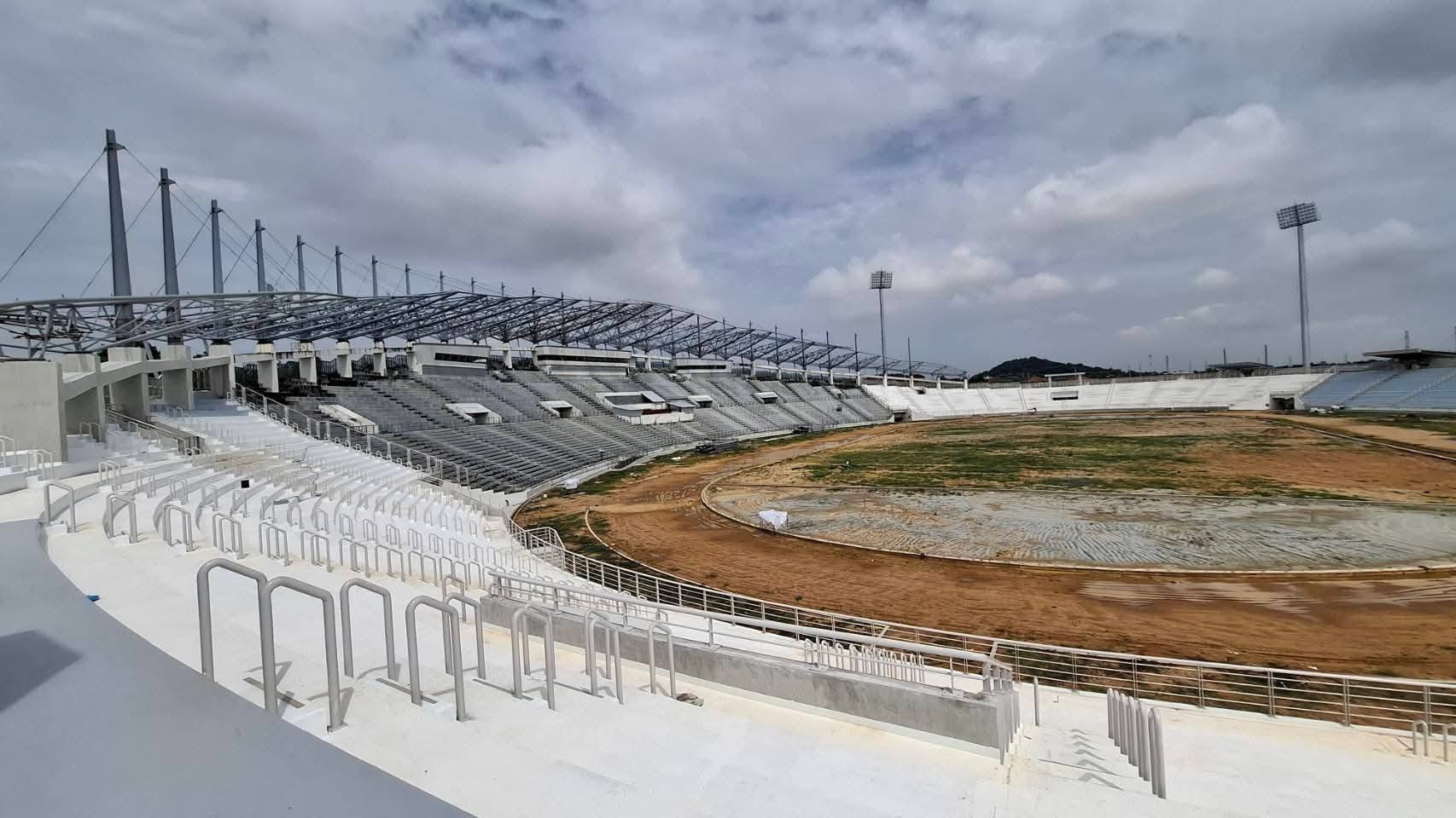 Мэр Паттайи проверяет строительство стадиона